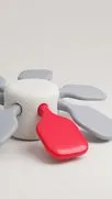 3D-weißer Zylinder mit grauen etikettenförmigen Laschen, die nach außen strahlen, und einer roten Lasche.
