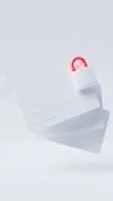 Zwei weisse Kreditkarten mit einem kleinen rot-weissen Vorhaengeschloss darauf.