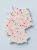 3D-Karte Deutschlands in Weiß mit roten Standort-Pins, die durch dünne rote Linien verbunden sind, auf hellem Hintergrund.