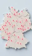 Mapa 3D blanco de Alemania con chinchetas de ubicación rojas unidas por finas lineas rojas sobre fondo claro.