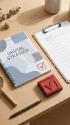 Holzschreibtisch mit Notizbuch "Digital Strategy", Checklisten-Klemmbrett, rotem Häkchenstempel und Lupe.